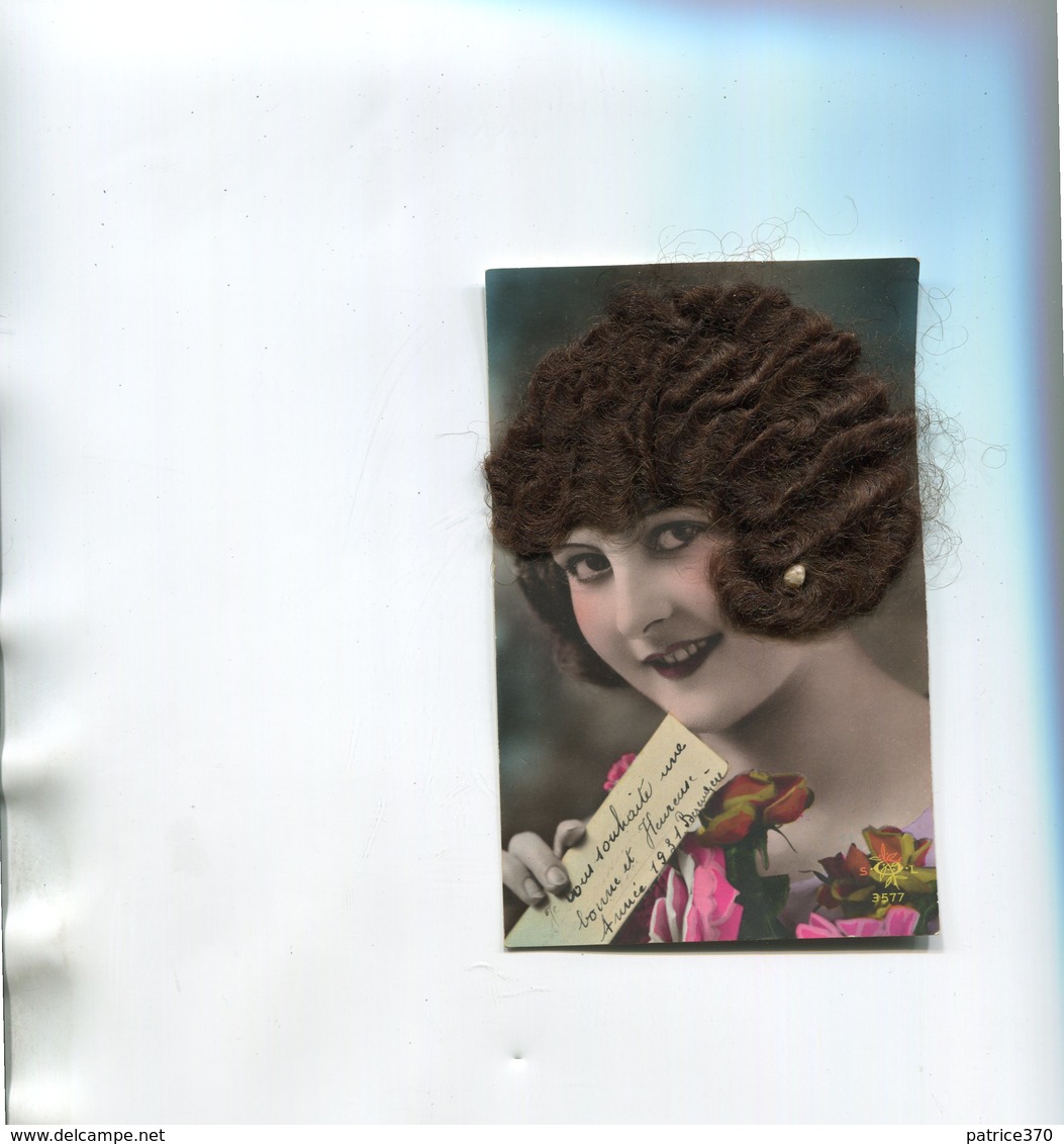 Portrait De Femme Avec Des Cheveux épais Collés - Donne