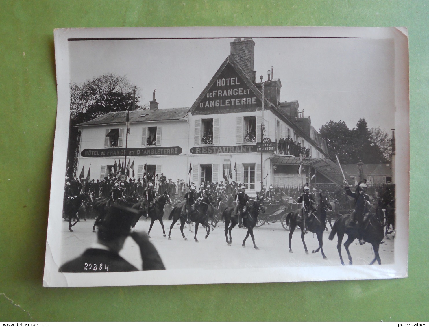 PHOTO 12X17 CM LE ROI D ESPAGNE TRAVERSE FONTAINEBLEAU HOTEL DE FRANCE AVEC PRINCESSE DE BATTENBERG 1913 SUPERBE CLICHE - Lieux