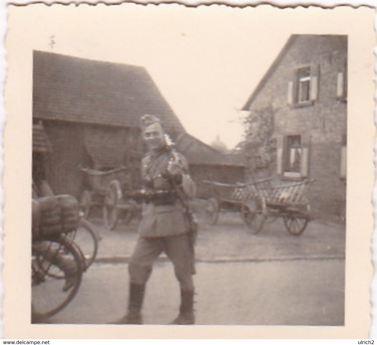 Foto Deutscher Soldat Mit Gewehr Auf Bauernhof - 2. WK - 5,5*5,5cm (42395) - Krieg, Militär