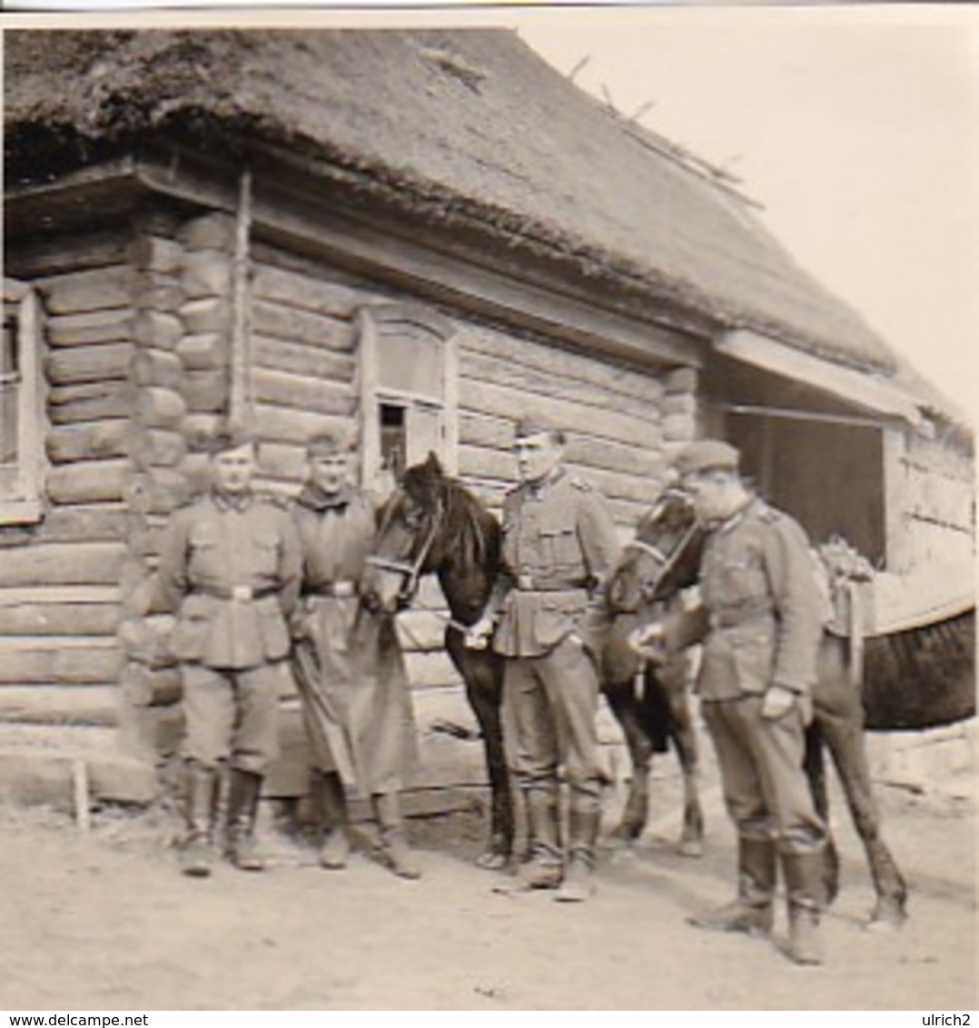 Foto Deutsche Soldaten Mit Pferden Vor Holzhaus - 2. WK - 5,5*5,5cm (42399) - Krieg, Militär