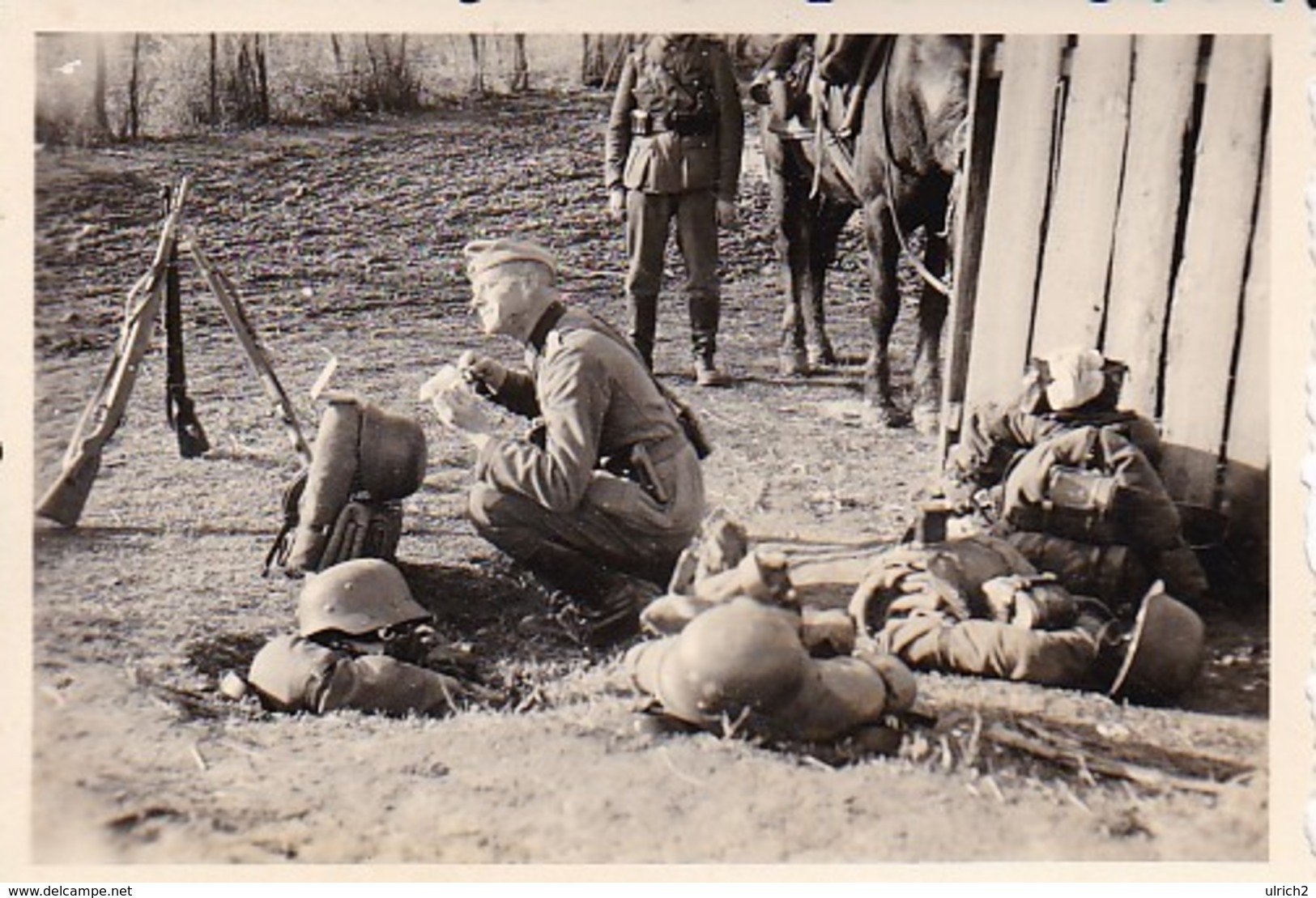 Foto Deutsche Soldaten Bei Der Rast - Gewehre Pferd Gepäck - 2. WK - 8*5,5cm (42400) - War, Military