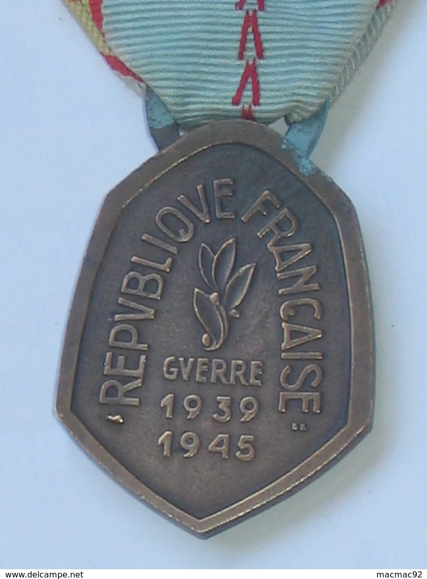 Décoration / Médaille  Commémorative Guerre 1939-1945  ***** EN ACHAT IMMEDIAT **** - France