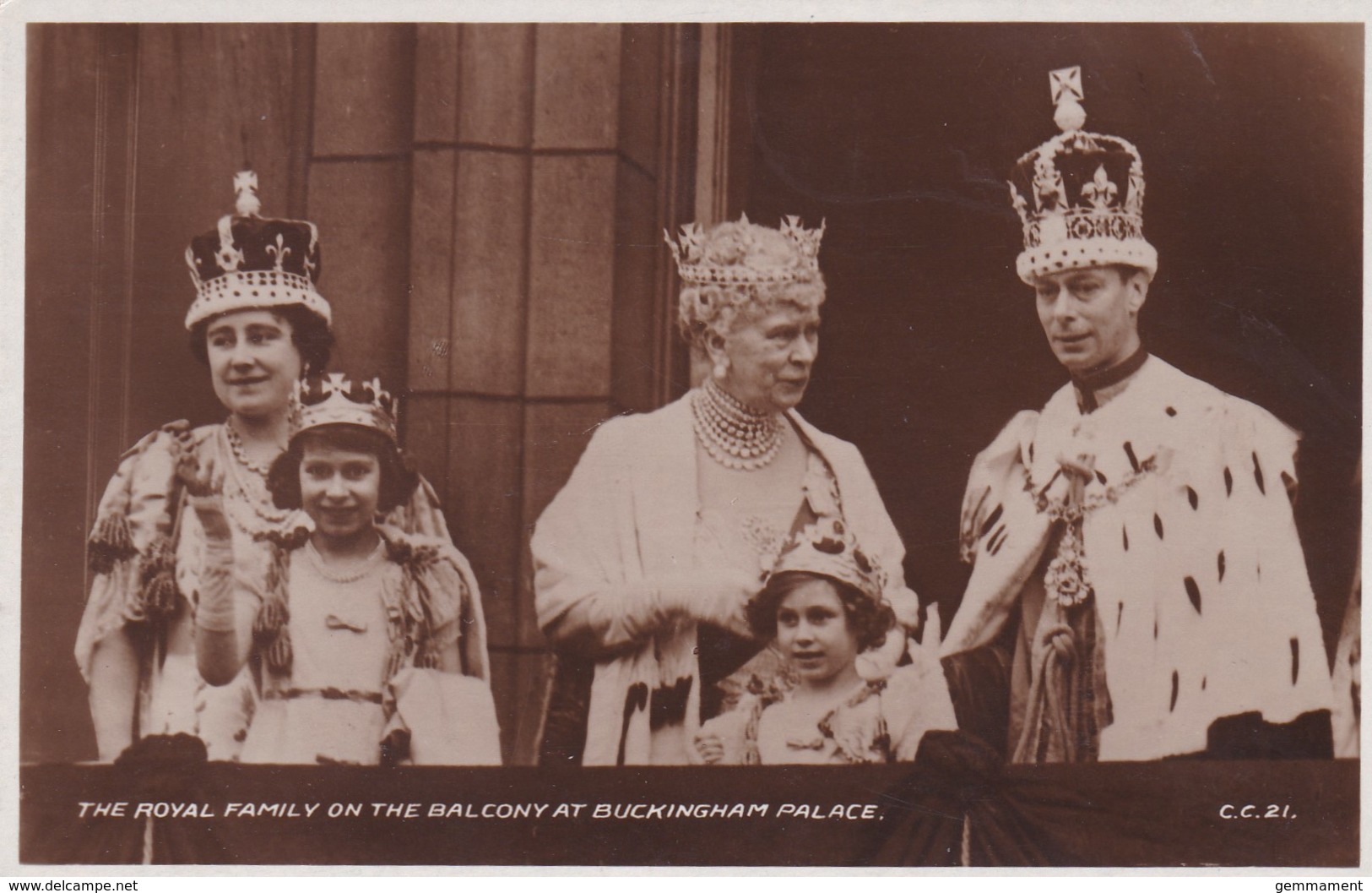 ROYAL FAMIY OF BALCONY AT BUCKINGHAM PALACE - Familias Reales