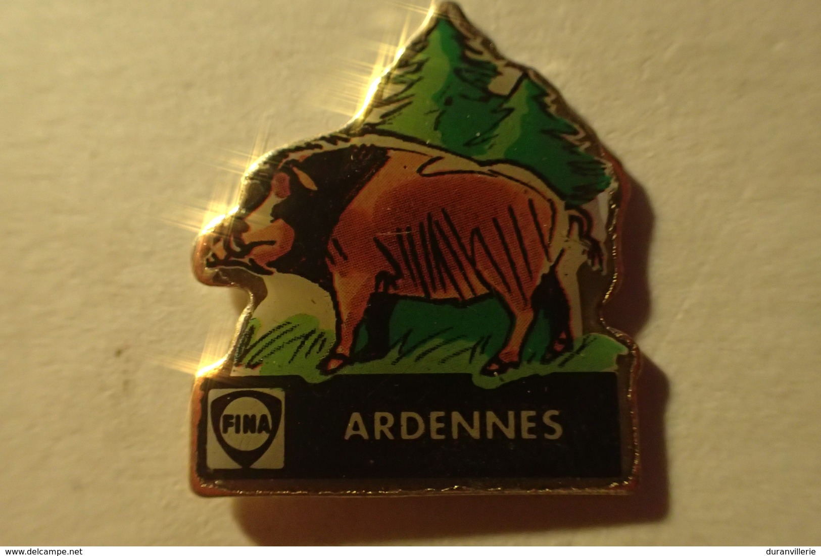 Pin's FINA. Ardennes ,sanglier - Carburants