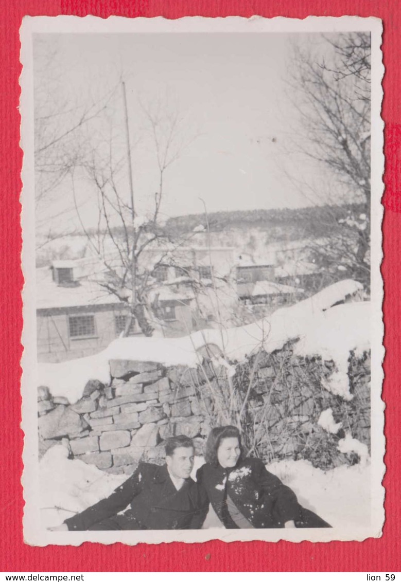 244844 / Tryavna - 1942 WINTER MAN WOMAN , HOUSE , Vintage Original Photo , Bulgaria Bulgarie - Personnes Anonymes