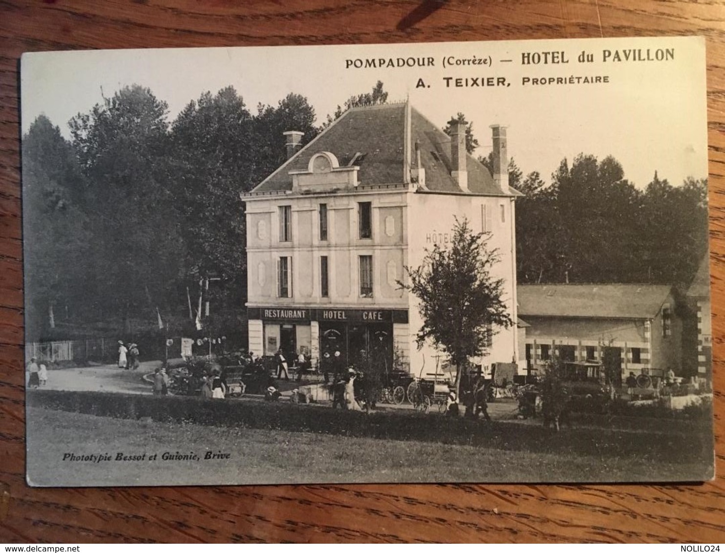 CPA, Pompadour, Corrèze,19, HOTEL Du PAVILLON, A. TEIXIER, Propriétaire, Non écrite - Arnac Pompadour