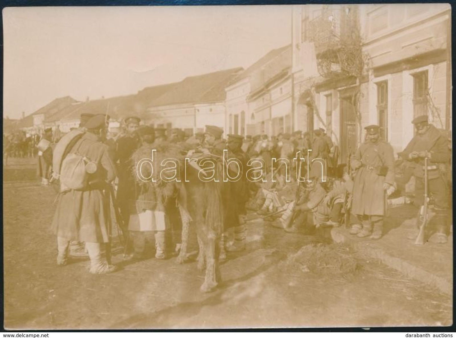 1916 Bolgár Katonák Egy Macedón Városban. Jelzett Sajtófotó / Bulgarian Soldiers In A Macedonian City. 11x15 Cm - Sonstige & Ohne Zuordnung