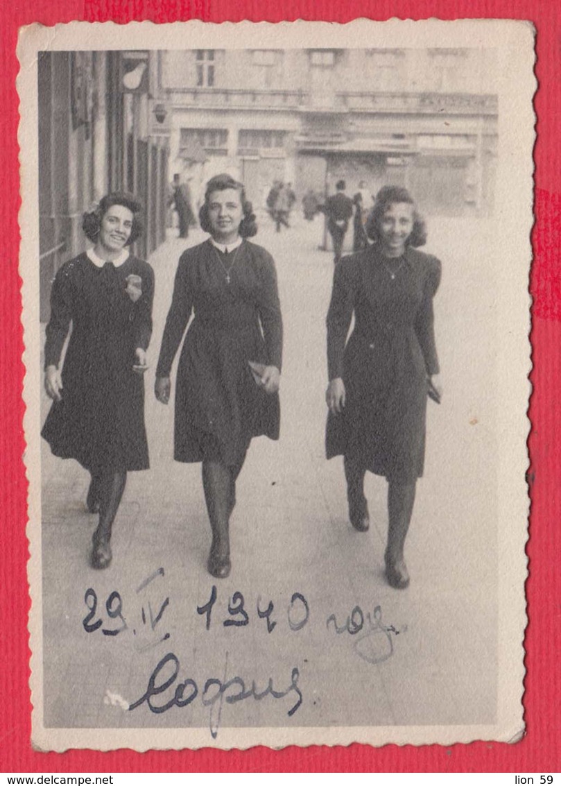 244880 / Sofia - 1940 Three Sexy Lady Woman STREET  , Vintage Original Photo , Bulgaria Bulgarie - Anonymous Persons