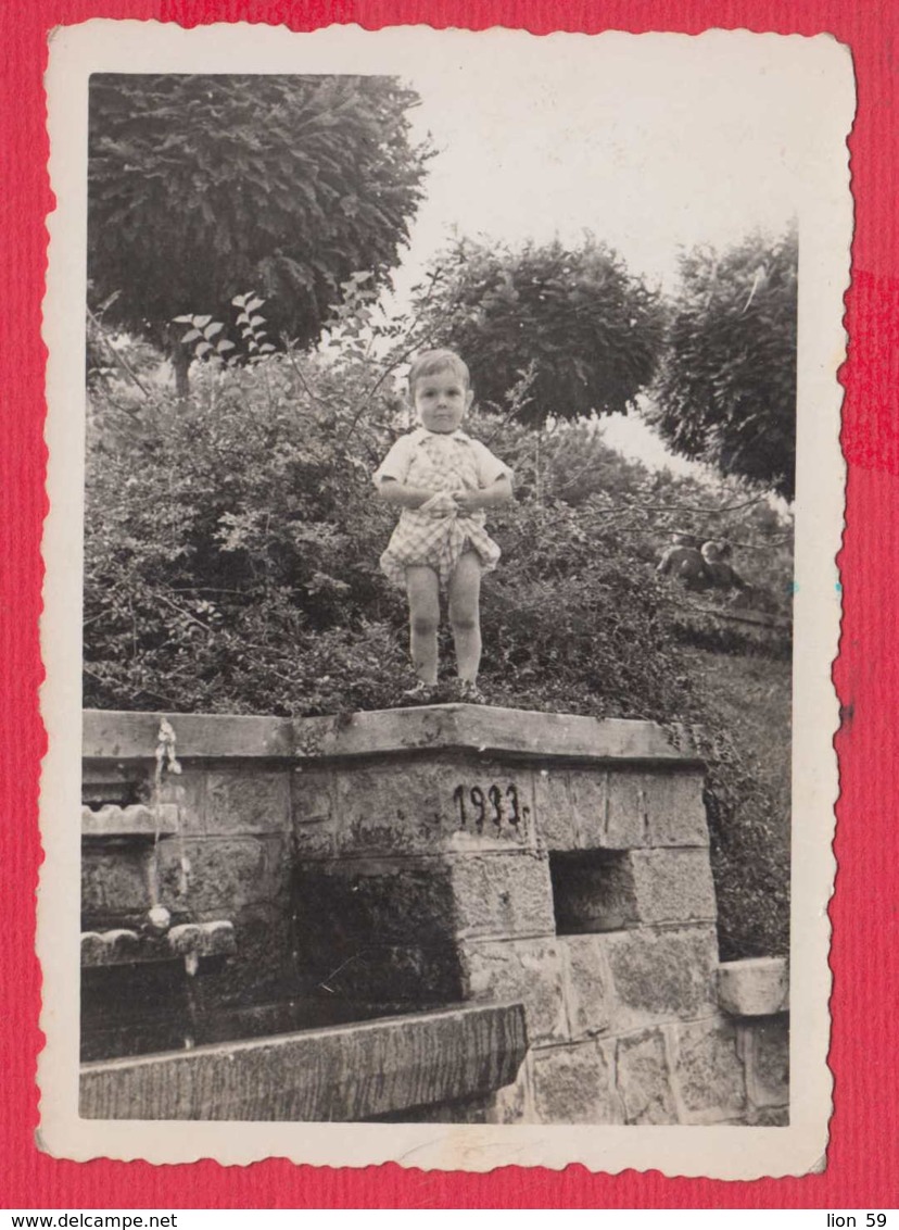 244889 / Plovdiv - 1939 FOUNTAIN LITTLE CHILD , Vintage Original Photo , Bulgaria Bulgarie - Personnes Anonymes