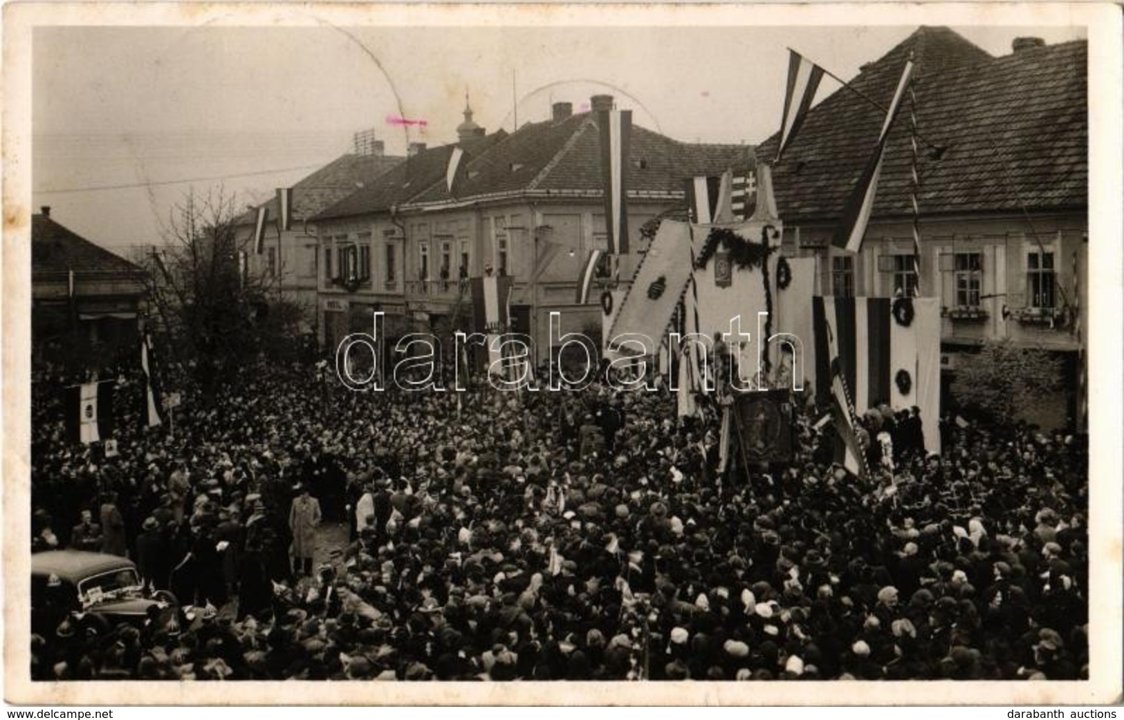 T2 1938 Érsekújvár, Nové Zámky; Bevonulás, ünneplő Tömeg / Entry Of The Hungarian Troops, Cheering Crowd + 1938 Érsekújv - Non Classés