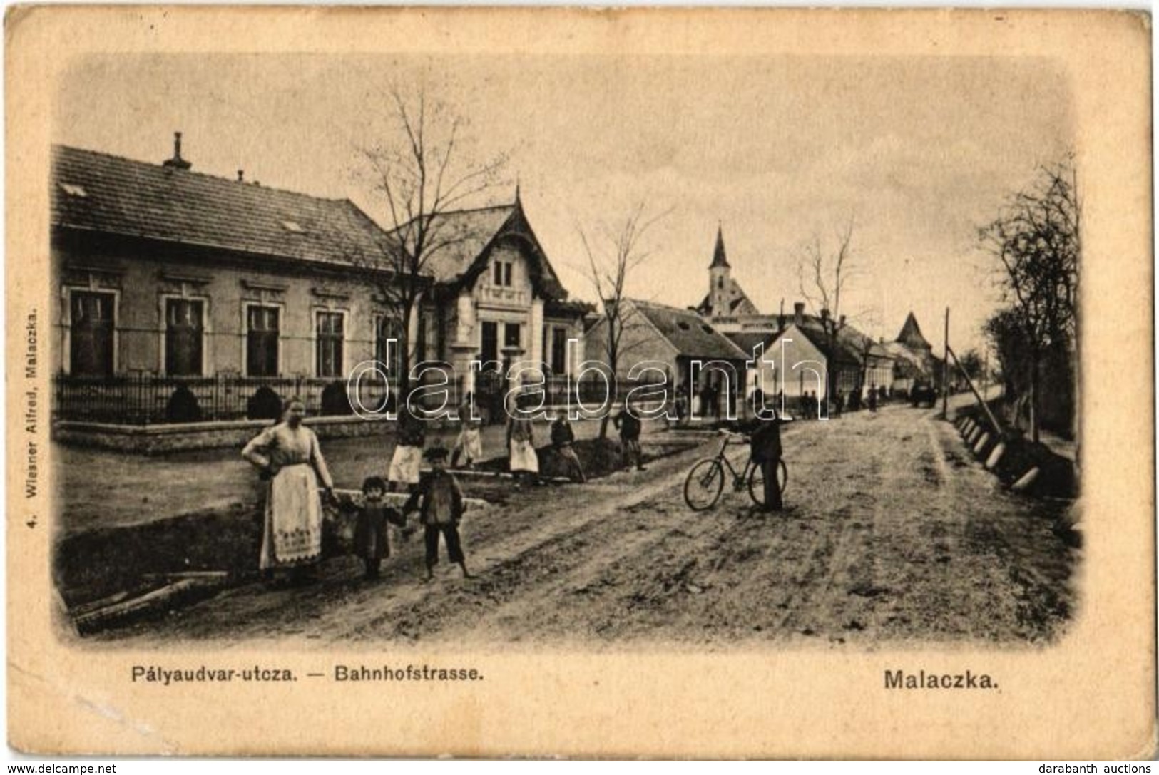 T3 1909 Malacka, Malacky; Pályaudvar Utca, Kerékpáros. Kiadja Wiesner Alfred 4. / Bahnhofstrasse / Street View, Man With - Non Classés