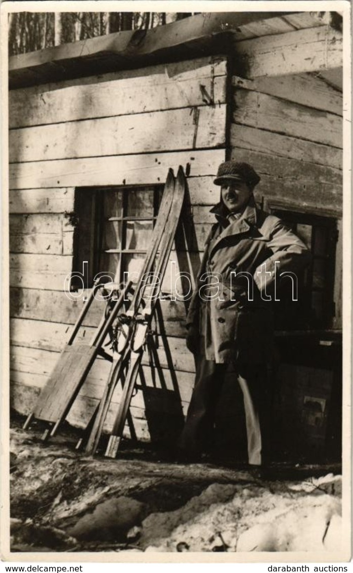 * T1/T2 1935 Mátra, Kékes Szálló, Férfi Sílécekkel és Szánkóval. Téli Sport / Winter Sport, Sled And Skis. Foto Seidner  - Non Classés