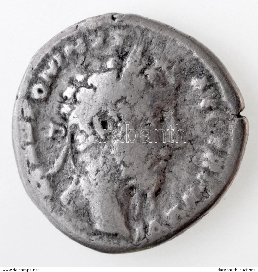 Római Birodalom / Róma / Commodus 181. Denár Ag (2,88g) T:3
Roman Empire / Rome / Commodus 181. Denarius Ag '[M] ANTONIN - Non Classés