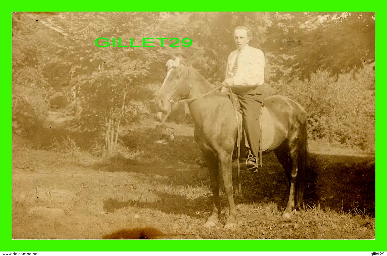 CHEVAUX - ÉQUITATION EN CHEMISE BLANCHE ET CRAVATE  -  CARTE-PHOTO - - Chevaux