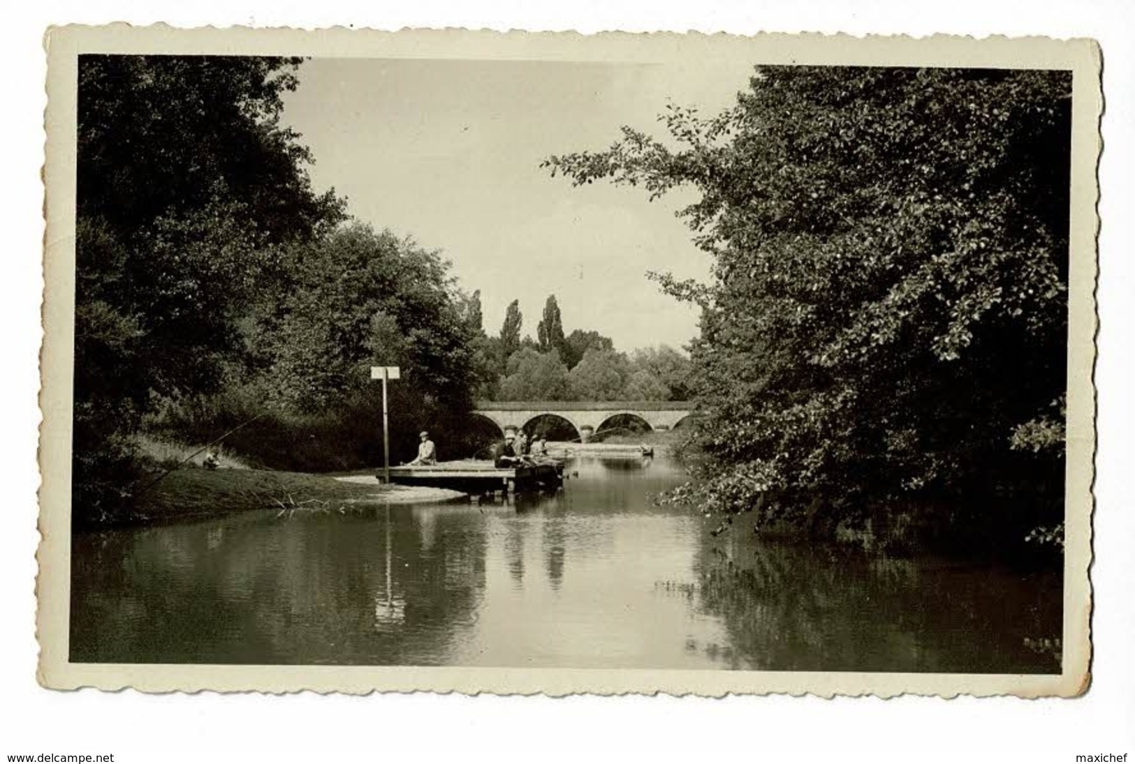 Dompierre Sur Besbre - La Baignade Et Le Pont De La Besbre (pêcheurs Assis Sur Le Ponton) Circulé Sans Date - Sonstige & Ohne Zuordnung