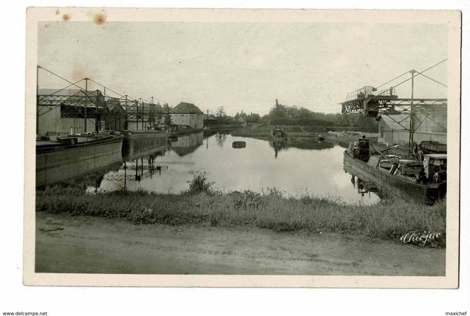 Dompierre Sur Besbre - Le Bassin (péniche Au Chargement, Drageuse Au Fond)  Pas Circulé - Autres & Non Classés