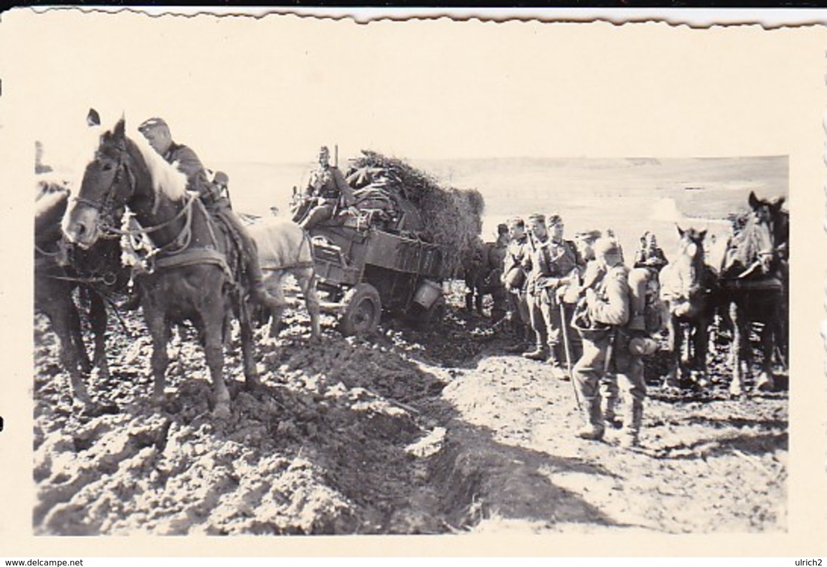 Foto Deutsche Soldaten Mit Pferden Und Fuhrwerk Im Schlamm - 2: WK - 8,5*5,5cm (42411) - Krieg, Militär