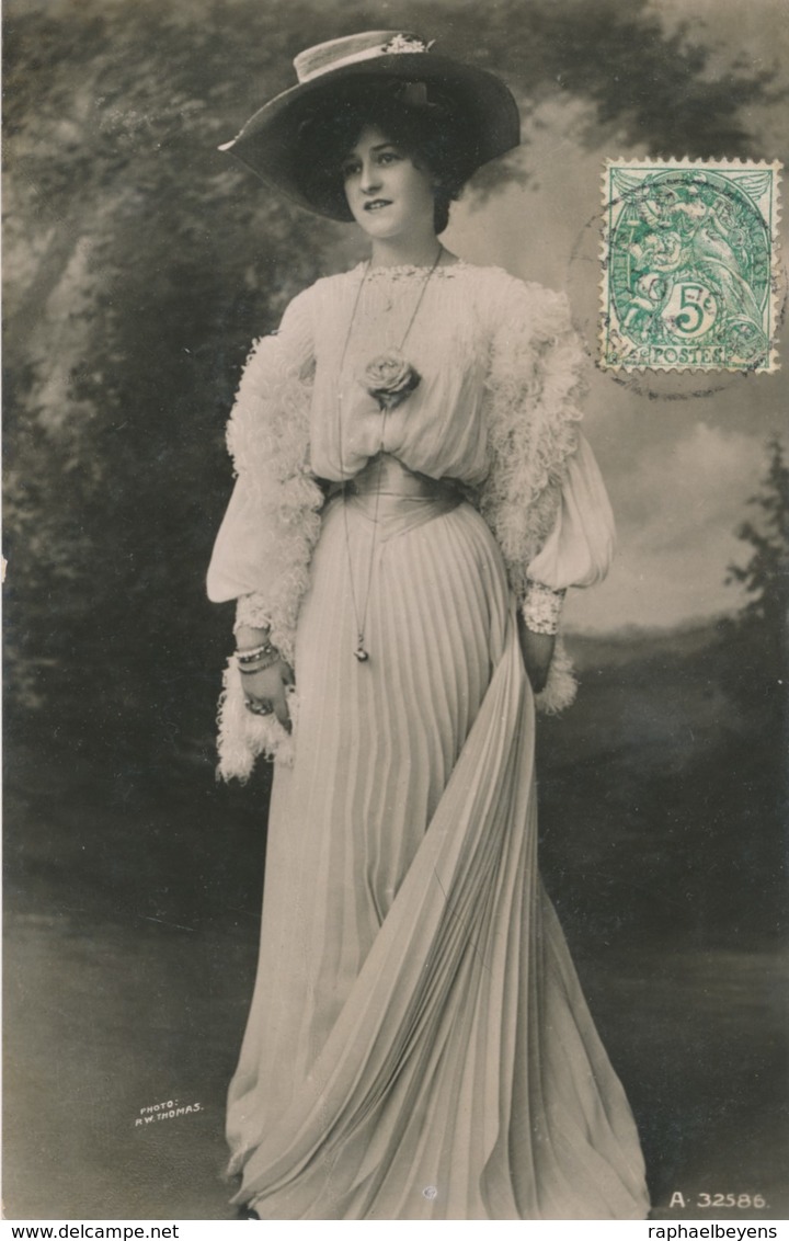 CPA Femme Debout Chapeau Longue Robe Circulée Timbre Ohoto R.W. Thomas A. 32586 - Femmes