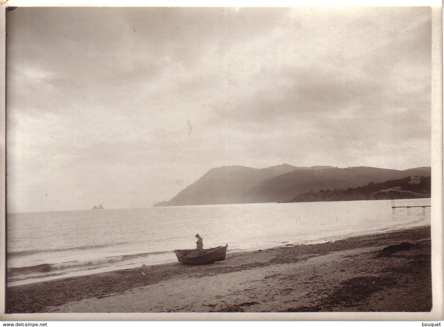 CORSE , A VERIFIER - PHOTO - PLAGE , BARQUE ET PÊCHEUR , PONTON ET ROCHERS - Lieux