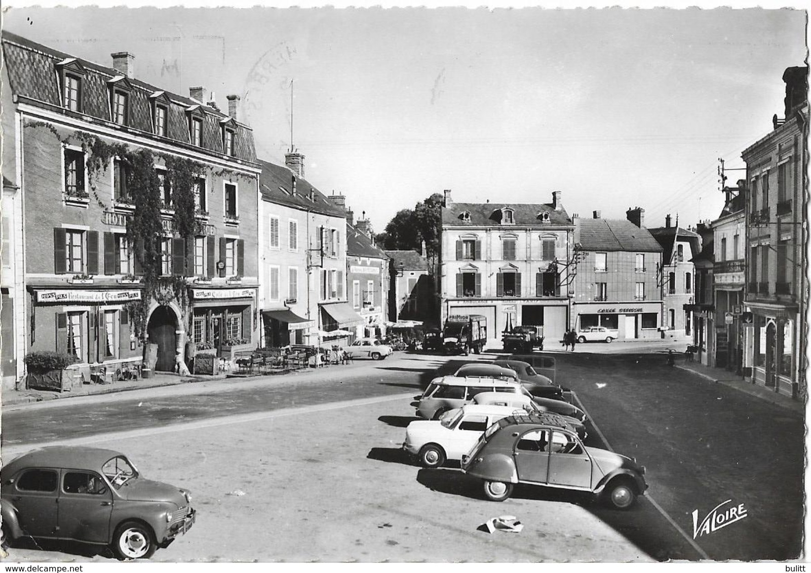 MALESHERBES - Place Du Martroi - Voitures : Renault 4CV - Dauphine - Citroen DS - 2CV - Peugeot - Malesherbes