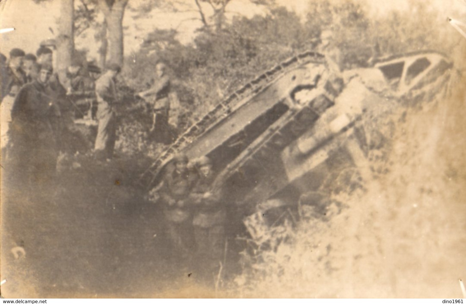 CPA 2701 - MILITARIA - Carte Photo Militaire - RCC - Un Groupe De Tankistes & Char De Combat Accidenté - Matériel