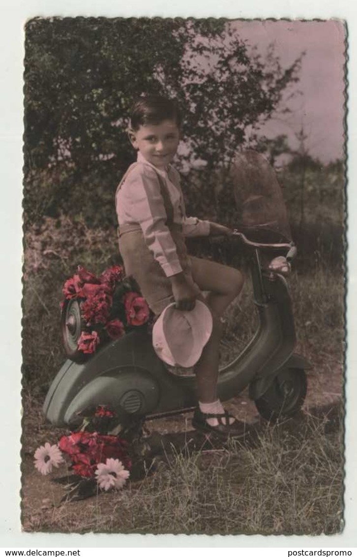 Young Boy With Scooter, Enfant (2 Scans) - Portraits