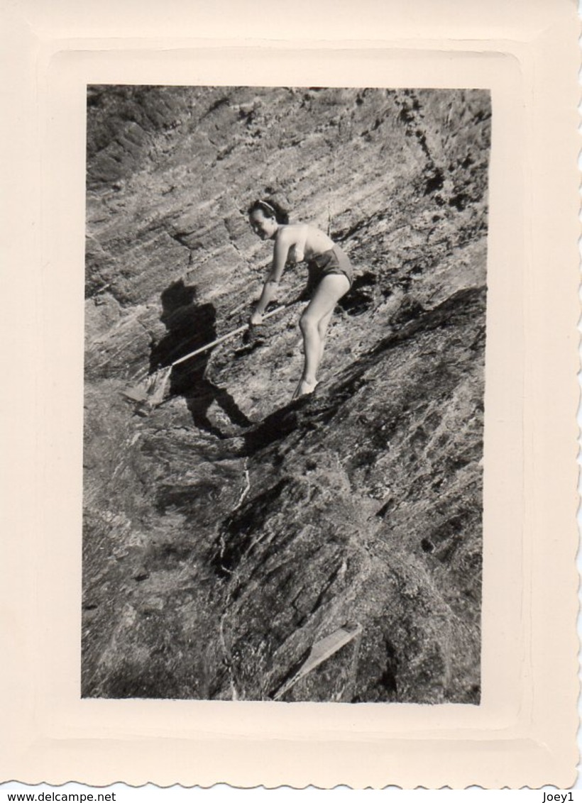 Photo Femme à La Pêche Dans Les Rochers,années 50 - Anonyme Personen