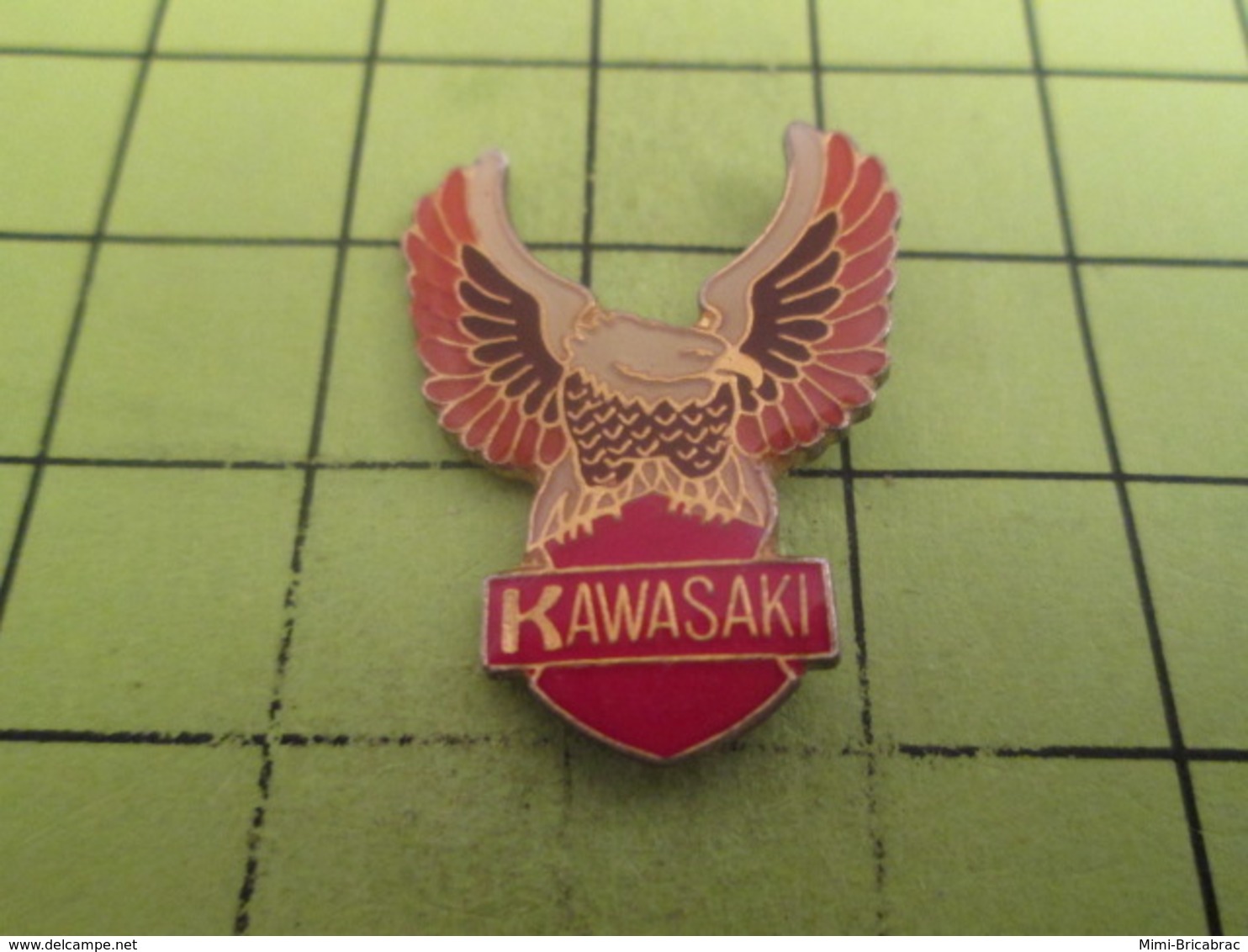 613F Pin's Pins / Beau Et Rare : THEME : MOTOS / AIGLE LES AILES DEPLOYEES LOGO KAWASAKI - Motos