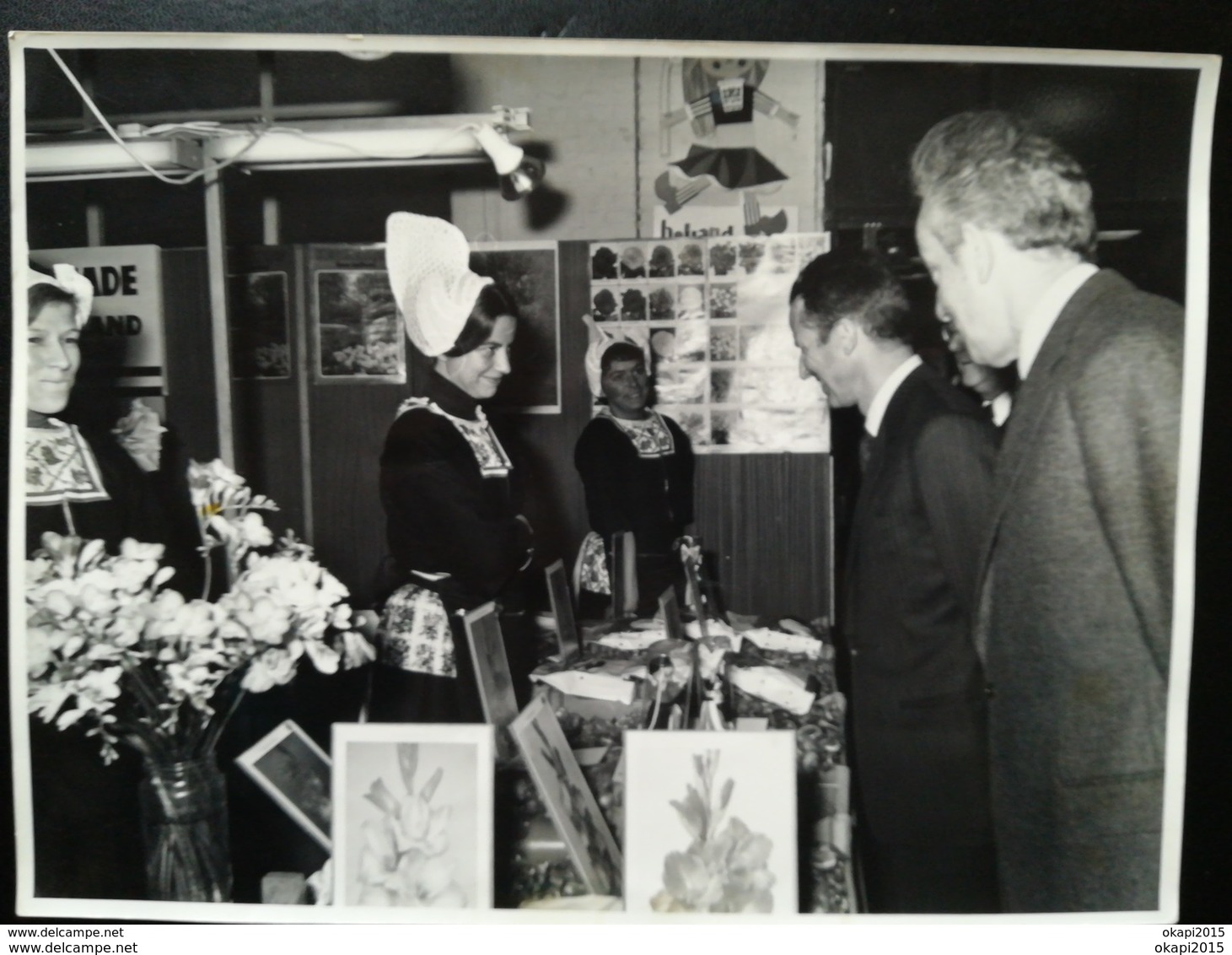 120 PHOTOS DONT photo du Roi Baudouin EXPOSITION  FRANCE  STAND DE HOLLANDE COSTUMES TRADITIONNELLES en  1977