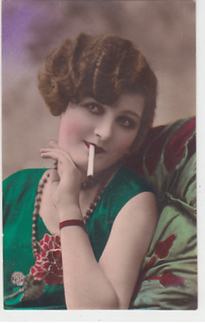 Frau Beim Rauchen - Grossaufnahme - Handcol.         (P-179-70915) - Femmes