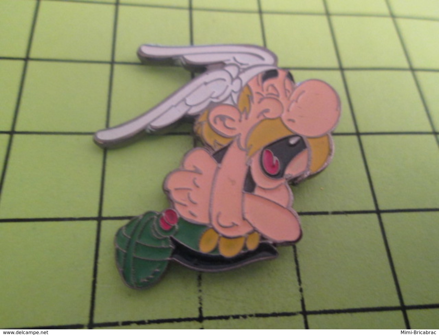 510c Pin's Pins / Beau Et Rare : THEME : BD BANDES DESSINEE / GOSCINNY UDERZO ASTERIX RIANT AUX ECLATS - Comics