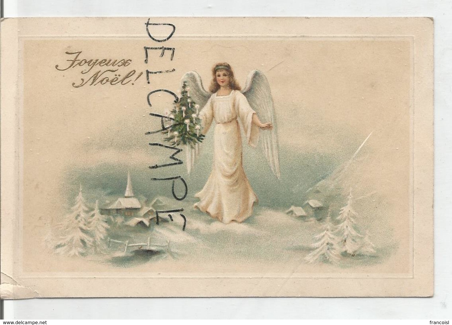 Un Ange Porte Un Sapin De Noël Dans Un Décor Enneigé. Relief. - Angels