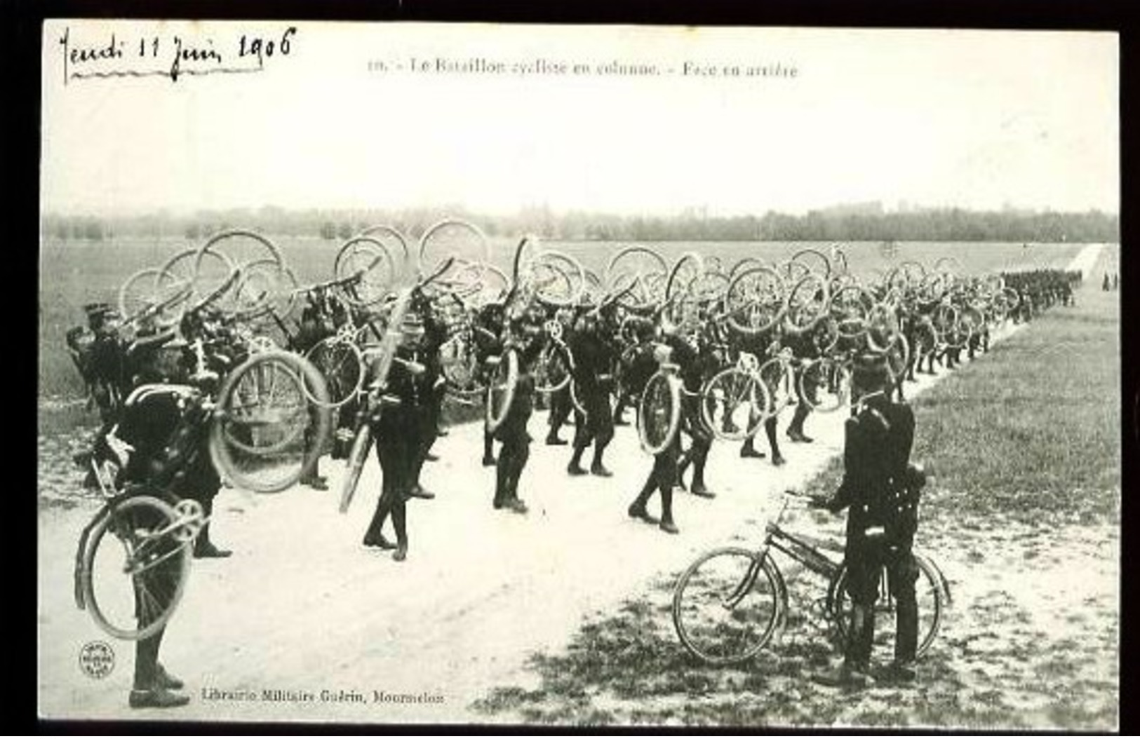 Camp De Chalons (51-Marne) - 10 : Le Bataillon Cycliste En Colonne - Face En Arrière - (Gros Plan Animé, Vélos) - Régiments