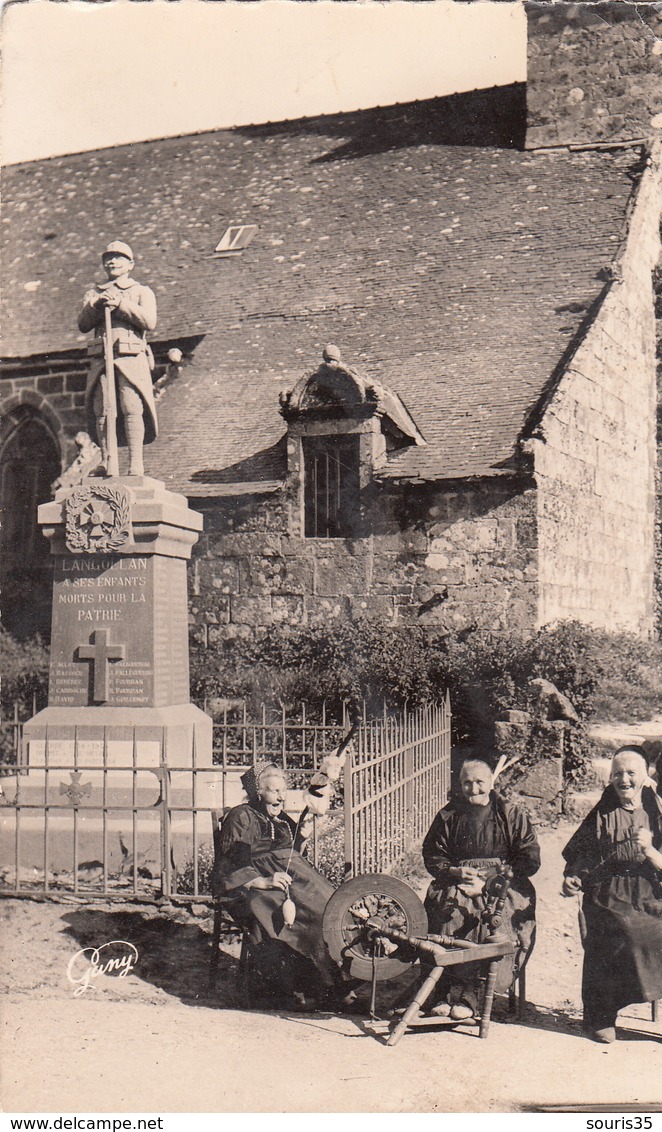 56 LANGOELAN  Fileuses Devant Le Monument Aux Morts 1950 - Autres & Non Classés