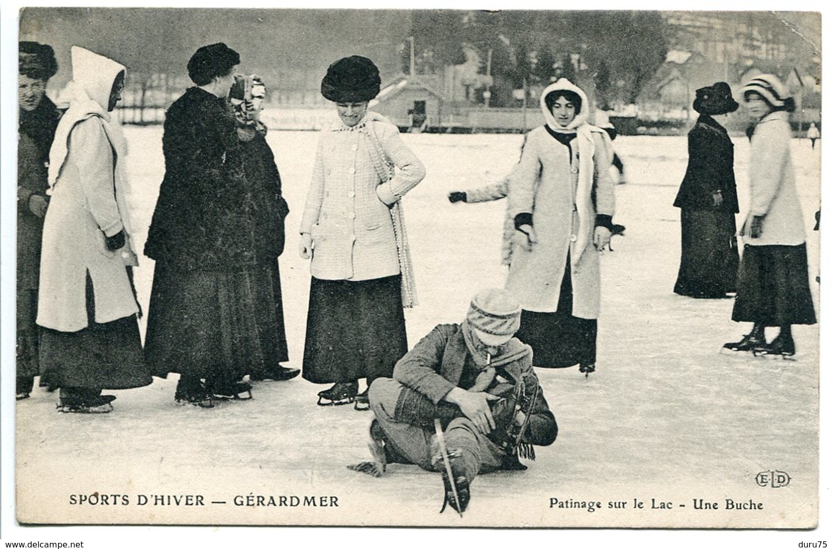 CPA * GÉRARDMER Sports D'hiver ( Gros Plan ) Patinage Sur Le Lac Une Bûche ( Chute Homme + Femmes élégantes ) - Gerardmer