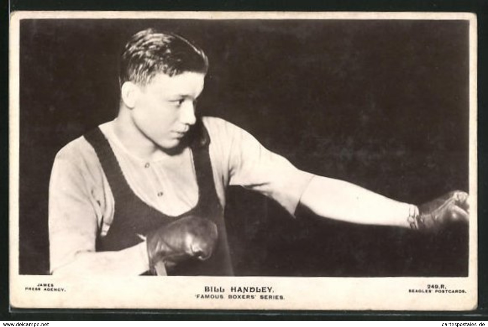 AK Boxer Bill Handley Nimmt Den Gegner Ins Visier - Boxe