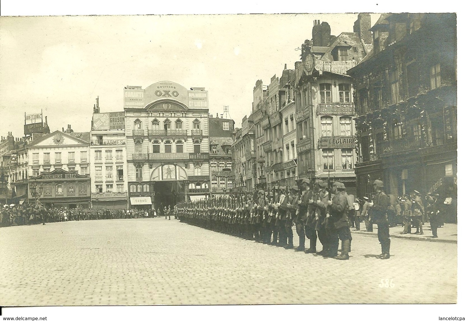 59 - LILLE / CARTE PHOTO ALLEMANDE - PARADE ALLEMANDE SUR LA GRAND' PLACE - Lille