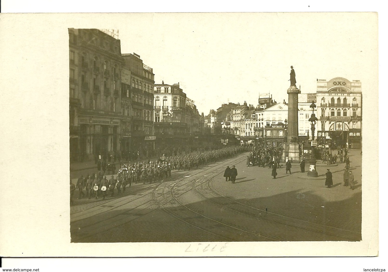 59 - LILLE / CARTE PHOTO ALLEMANDE PARADE MILITAIRE SUR LA GRAND' PLACE - Lille