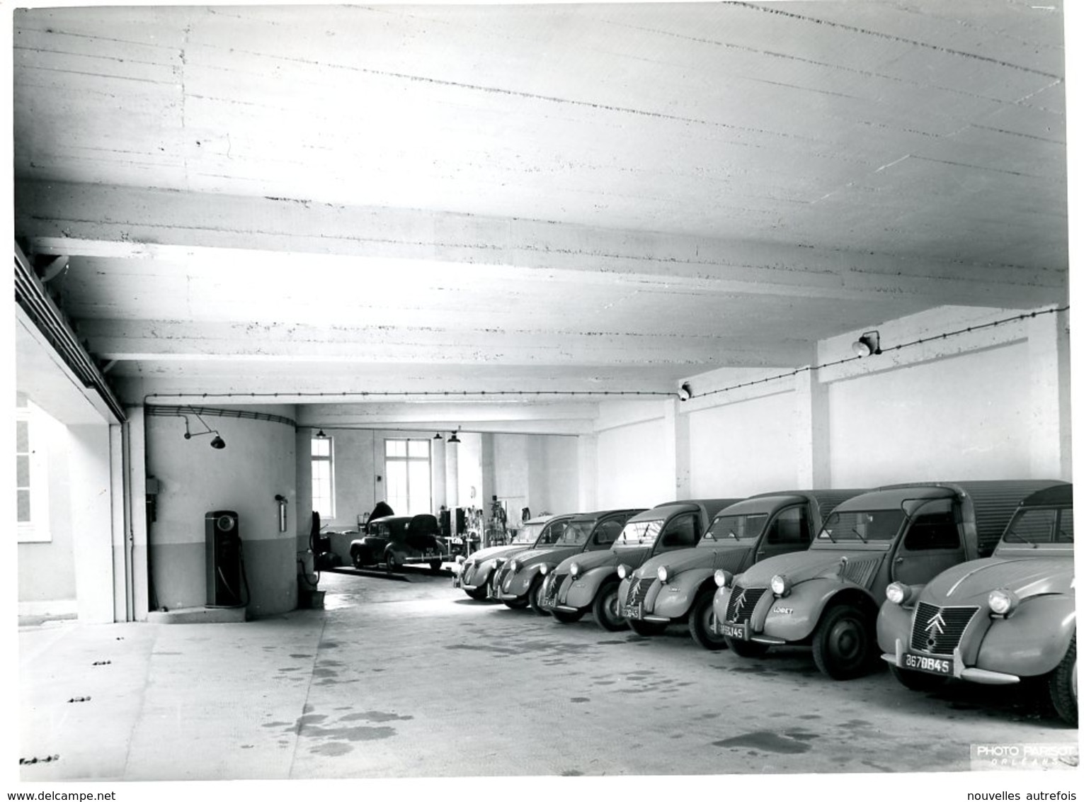 PHOTO DE PARISOT DE ORLEANS - BEL ENSEMBLE DE CITROEN 2 CV DE 1953 à 1956 - GARAGE ADMINISTRATIF - POMPE à ESSENCE - Automobile