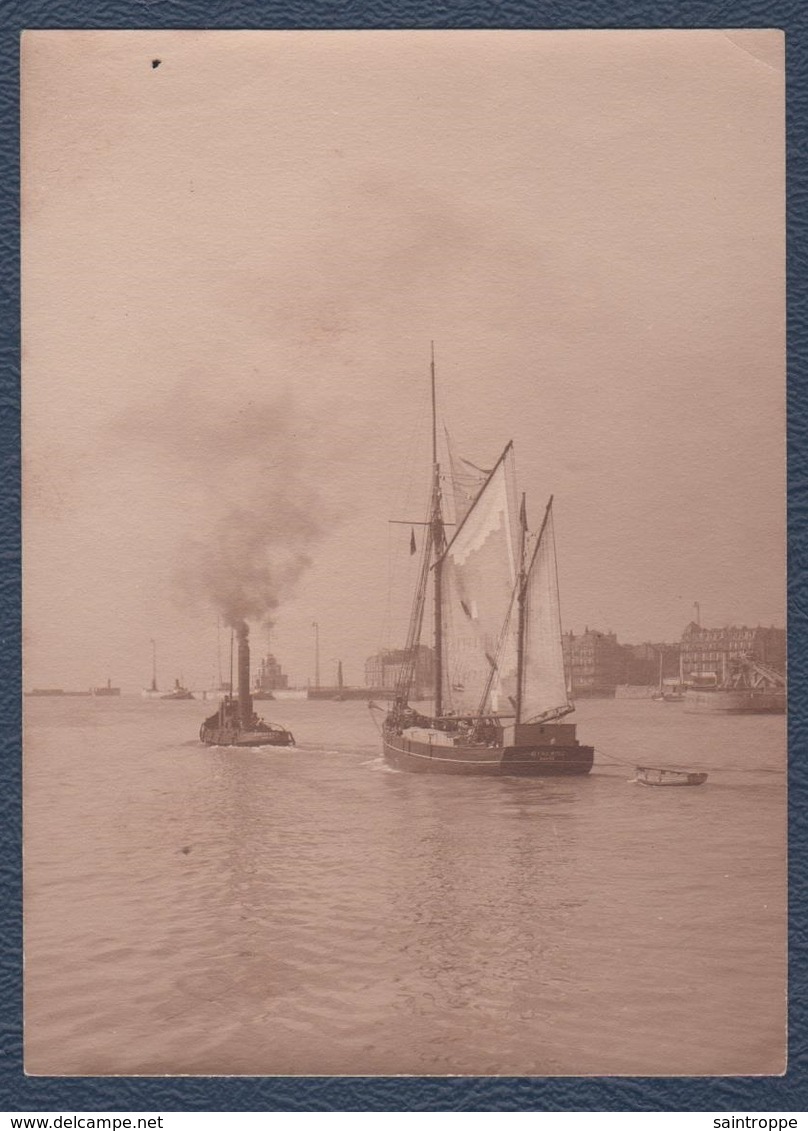 Petite Photo.Bateau. Le Havre, Remorqueur Et Voilier "Bynamine". - Bateaux