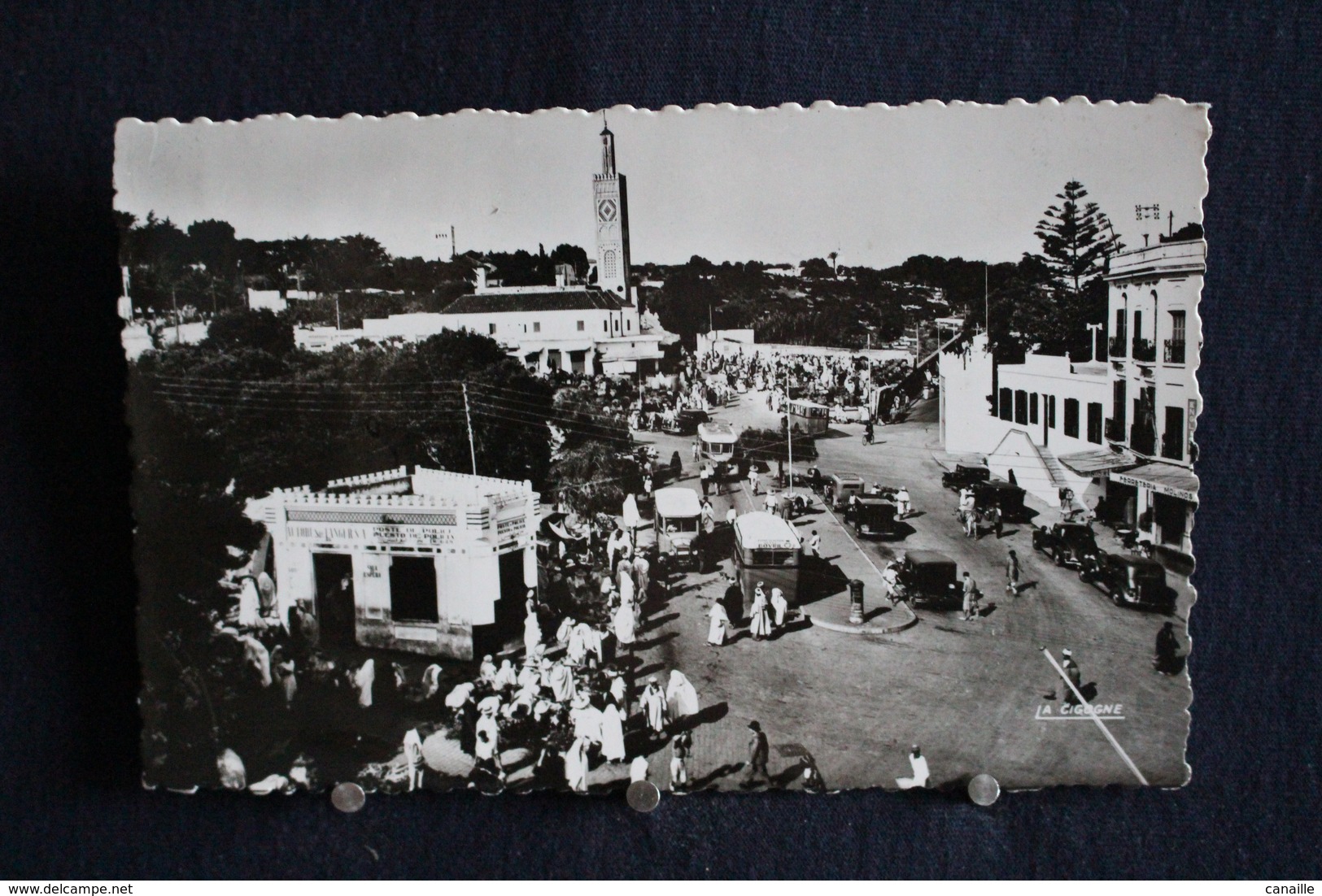 F-263 / Maroc - Tanger, Place Du Grand Socco / Circule En 1952 - Tanger