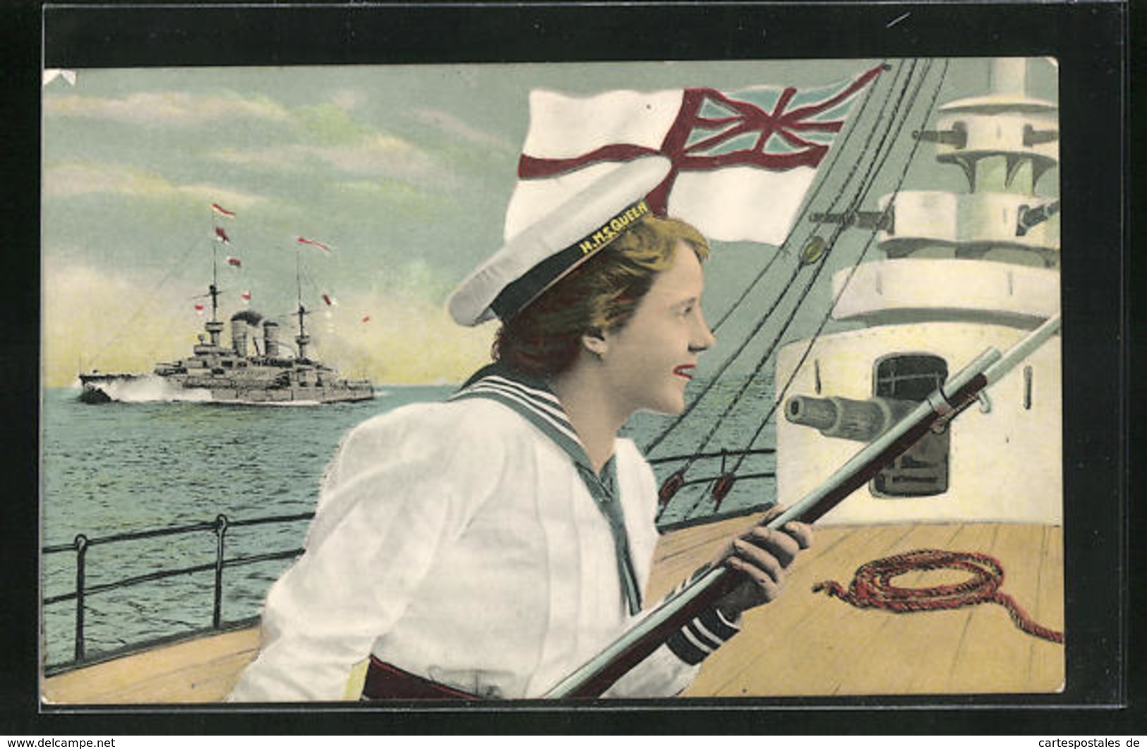 AK Kriegschiffe, Frau In Matrosenanzug Und Mütze H. M. S. Queen Mit Gewehr - Guerra 1914-18