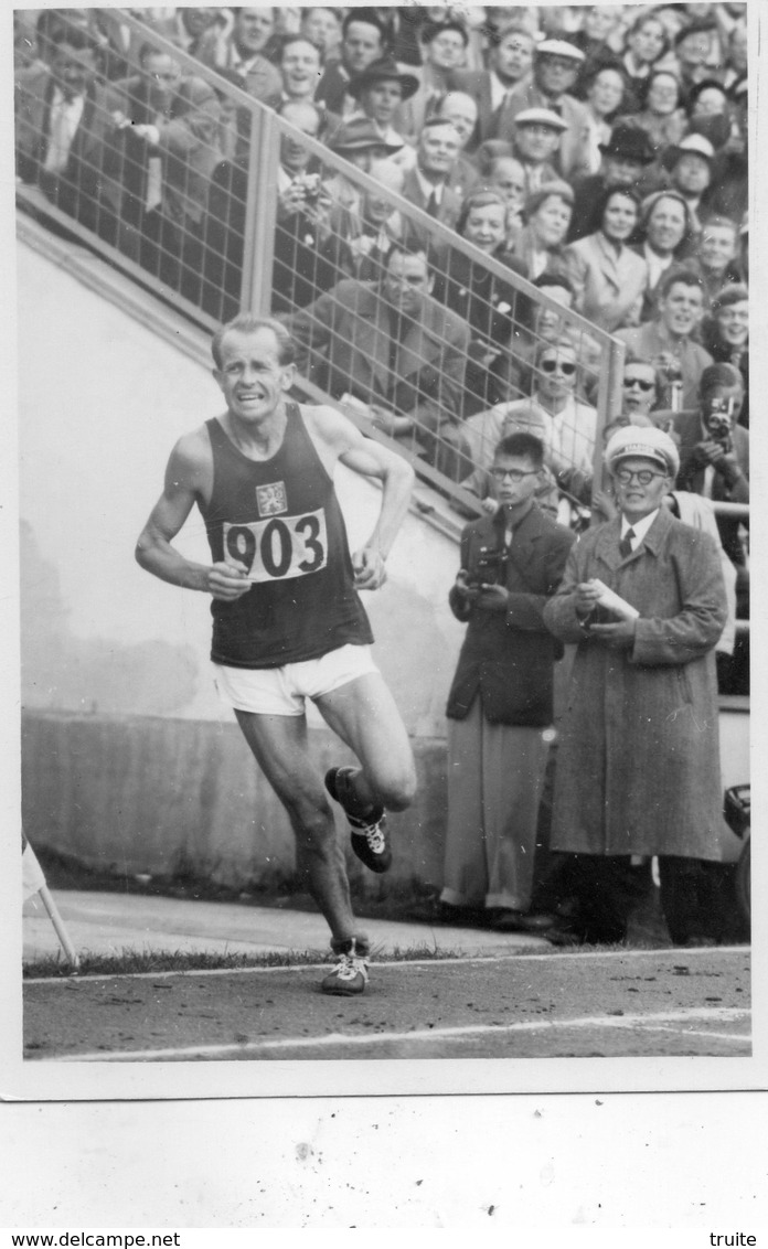 JEUX OLYMPIQUES D'HELSINKI 1952 ATHLETISME EMILE  ZATOPEK  QUI ARRIVE  SUR LE STADE CARTE PHOTO - Olympische Spelen