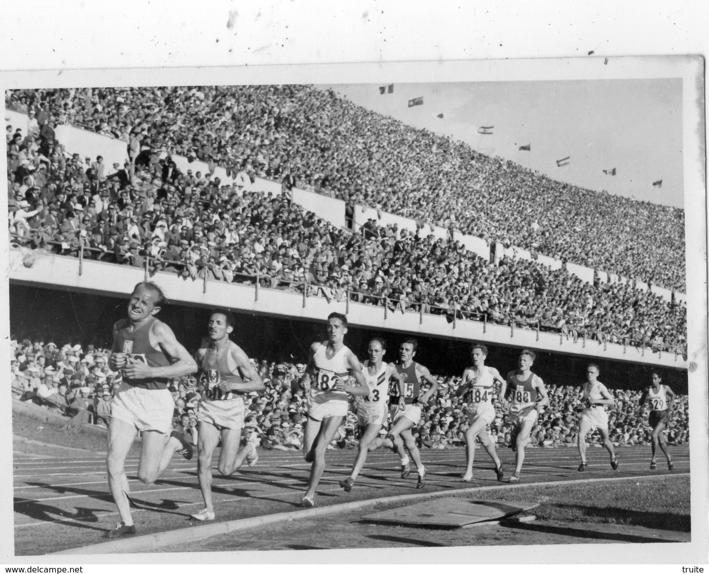 JEUX OLYMPIQUES D'HELSINKI 1952 ATHLETISME EMIL ZATOPEK DEVANT ALAIN MIMOUN DANS LE STADE  CARTE PHOTO - Olympische Spelen
