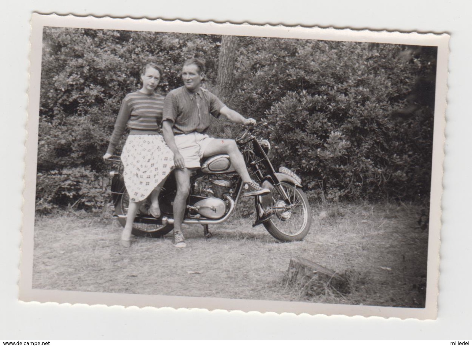 NF/ PHOTO NOIRMOUTIER - 1954 - Couple Avec Ancienne MOTO - BASKETS CONVERSES - Other & Unclassified