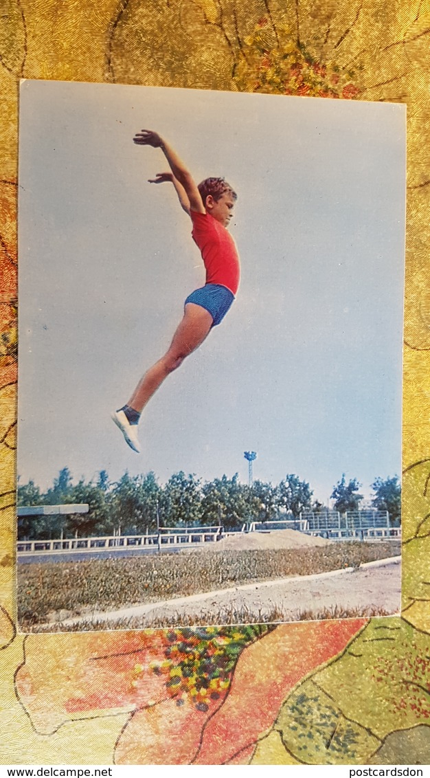 CHILDREN IN SOVIET PROPAGANDA. "HAPPY CHILDHOOD" - SCHOOL GYMNASTICS -- Old USSR PC Little Boy - Groupes D'enfants & Familles