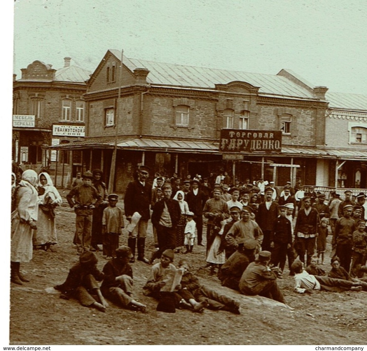 Russie / Russia - Carte Photo - Lieu à Identifier - Nombreux Commerces - Très Animée - 4 Scans - Russie