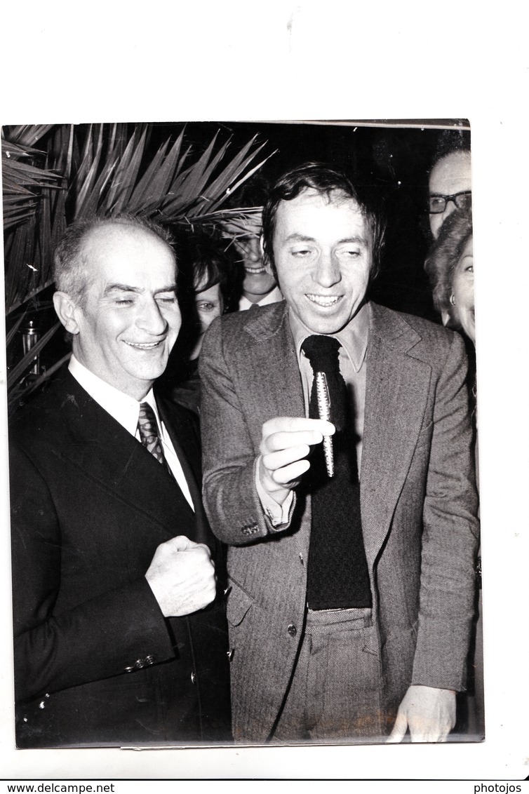 Photo De Presse   Louis De Funes Remettant Le Stylo D'or à Pierre Bouteiller Journaliste 1975 à Paris (75) Ph AP - Célébrités