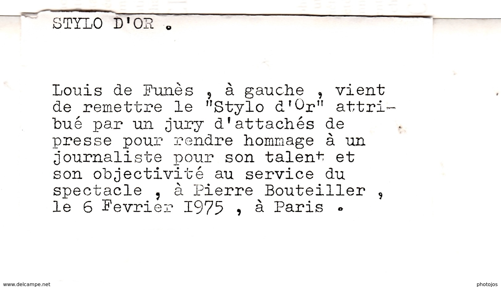 Photo De Presse   Louis De Funes Remettant Le Stylo D'or à Pierre Bouteiller Journaliste 1975 à Paris (75) Ph AP - Célébrités