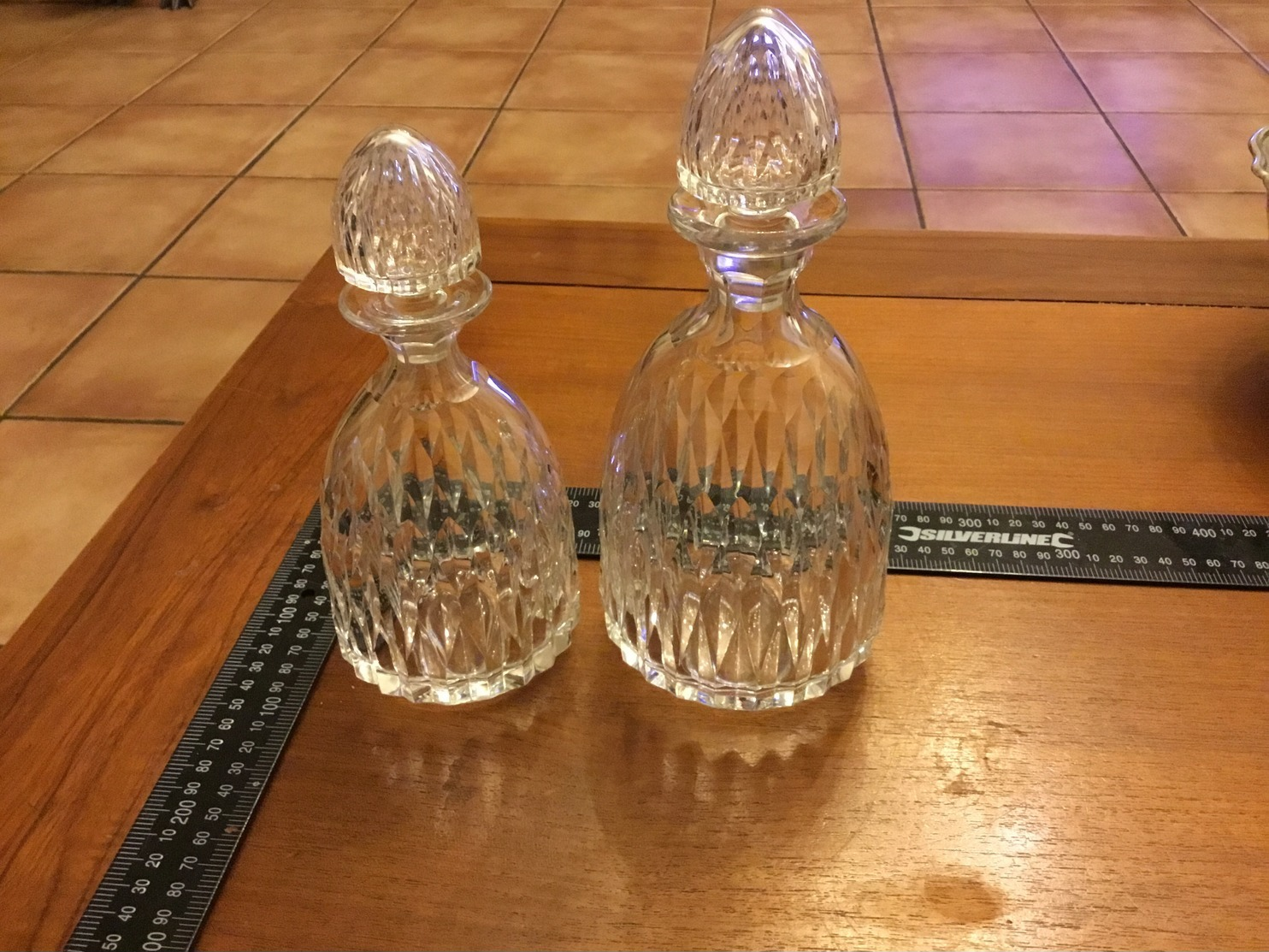 Lot 2 Carafe En Cristal à Whisky Et Eau De Vie (baccarat,saint Louis) - Verre & Cristal